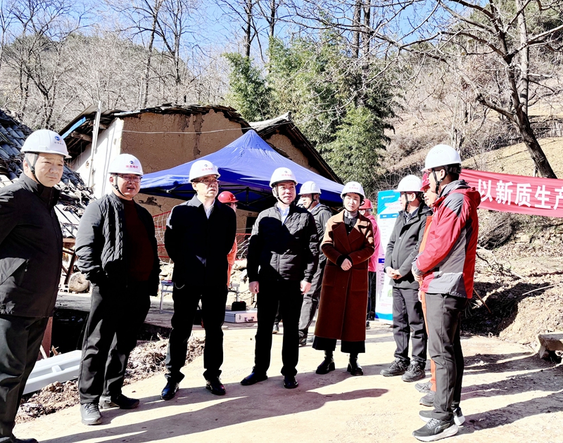 屈永安一行深入陕西地矿综合队山阳县银洞沟重晶石矿普查项目检查指导工作